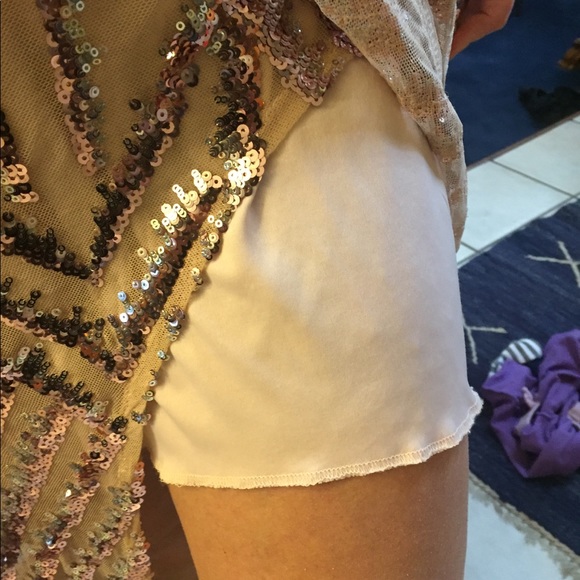 Rose sequin evening gown. - Picture 5 of 5